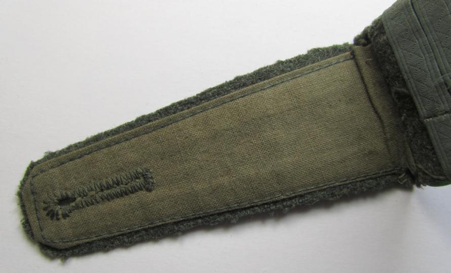 Single - but nevertheless scarcely found! - WH (Heeres) I deem mid-war period- (ie. 'M43'-pattern-) NCO-type shoulderstrap as was intended for usage by an: 'Unteroffizier u. Offiziers-Anwärter der Panzer-Grenadier-Truppen'