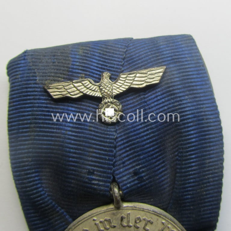 Bright-silver-toned WH (Heeres o. KM) so-called: 'Einzelspange' showing a: 'WH-Dienstauszeichnung 4. Stufe' (as was intended for 4 years of loyal-service) and that shows a detailed, Heeres o. KM-type-eagle-device, period-attached