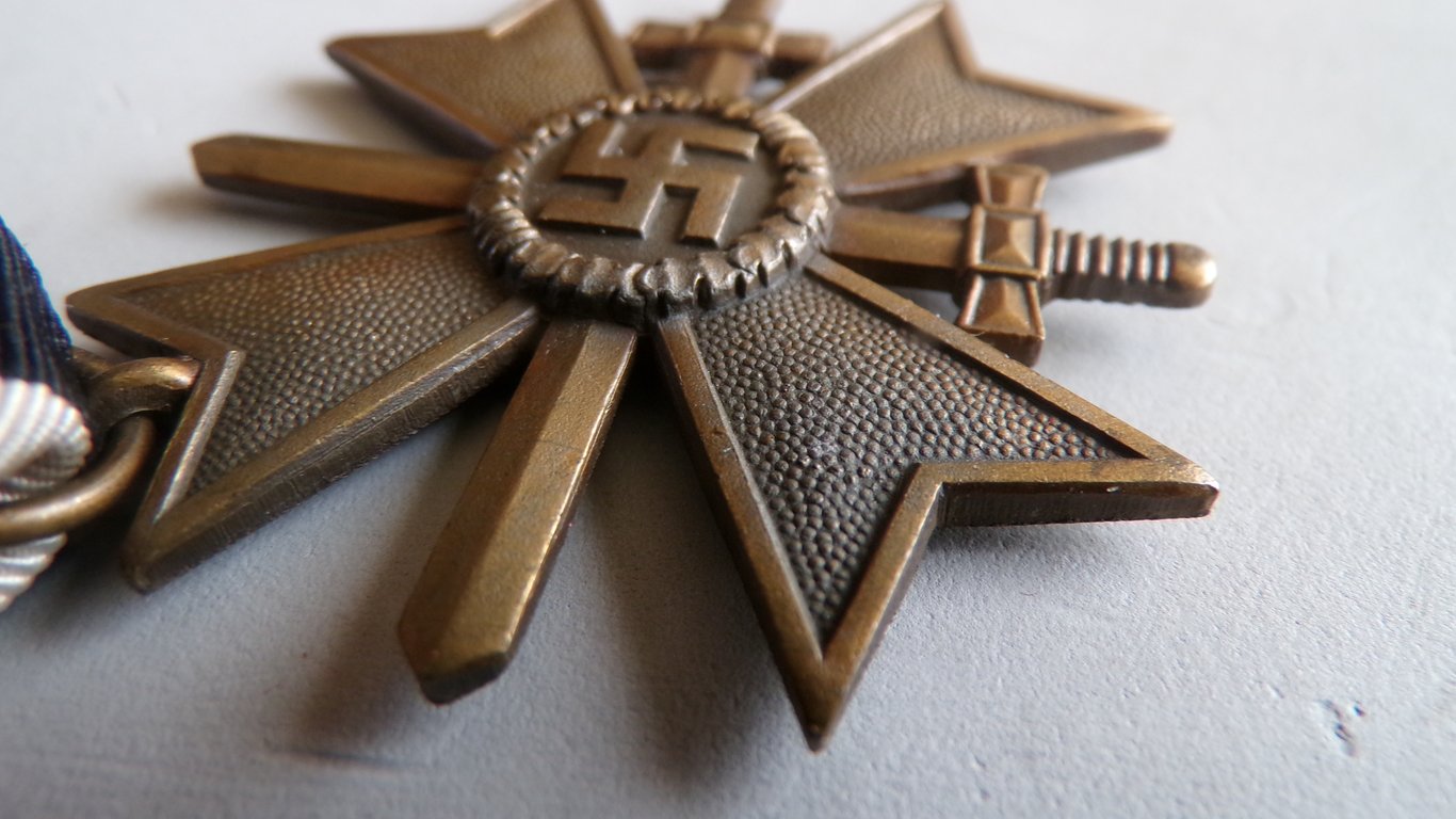 Kriegsverdienskreuz mit schwerten