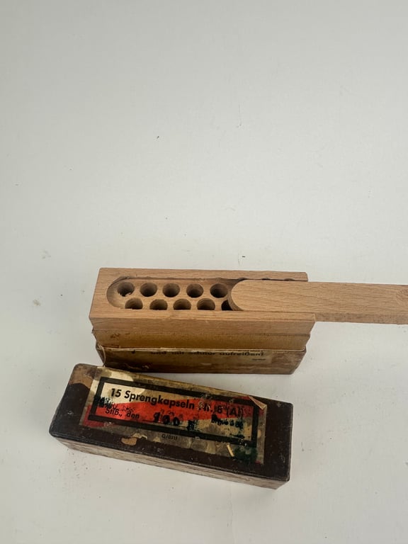 BOX 15 SPRENGKAPSELN FOR M24 STICK GRENADE.