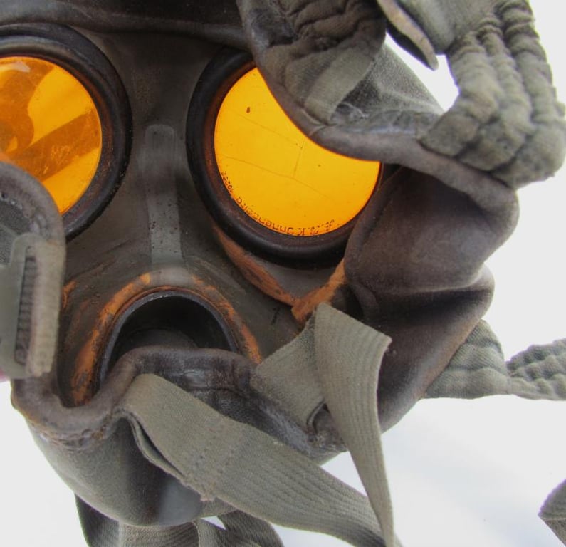 Reichswehr /Wehrmacht Early Short Gasmask Cannister ( complete )