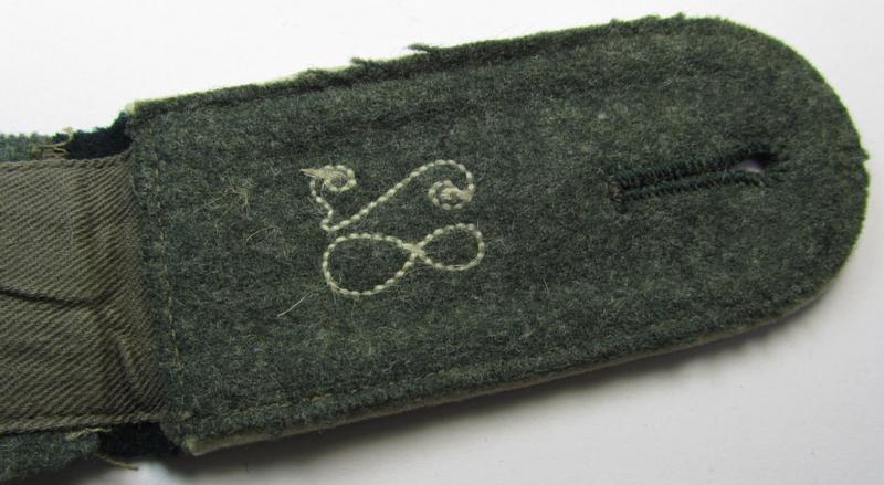 Single - and actually not that often seen! - WH (Heeres) NCO-type (ie. 'M36-/M40'-pattern- and/or: 'rounded styled-') neatly 'cyphered' shoulderstrap as was intended for usage by a: 'Soldat des Infanterie-Regiments 82'