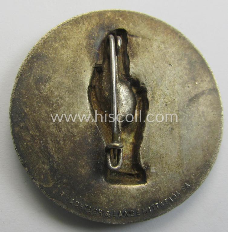 Commemorative - 'Buntmetall'-based-, N.S.D.A.P.-related 'tinnie', being a maker- (ie. 'Wächtler u. Lange'-) marked example depicting an oath-taking hand above a swastika surrounded by the text: 'Treueschwur 25-2-1934 - Gau Mainfranken'