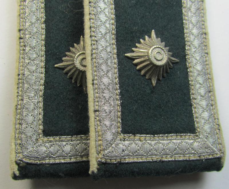 Attractive - and fully matching! - pair of WH (Heeres), early-war-period- (ie. 'M36'- ie. 'M40'-pattern) NCO-type shoulderstraps as was intended for usage by a: 'Feldwebel eines Infanterie-Regiments'