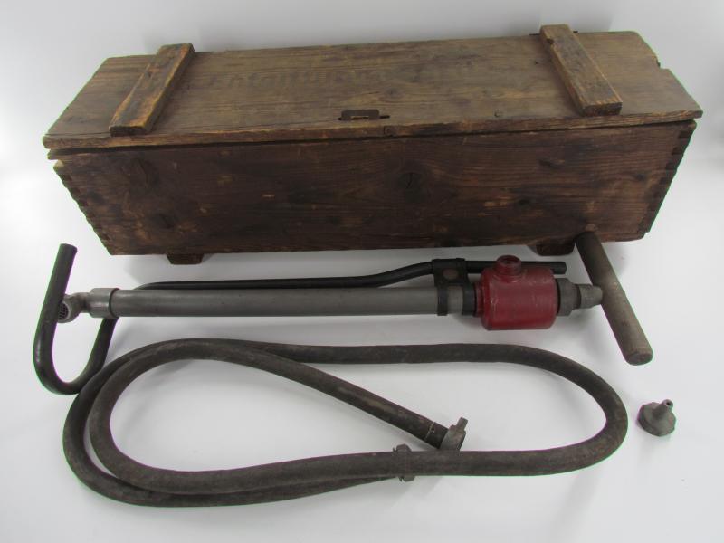 Luftschutz Entgiftungsspritze With Original Wood Crate