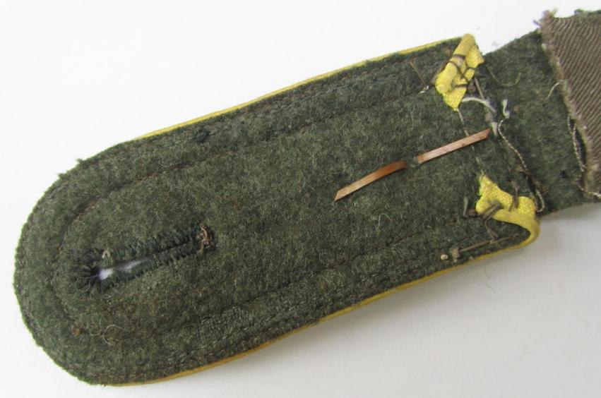 Attractive - albeit regrettably single! - IMO mid-war period, so-called: 'M43'-pattern, WH (Heeres) NCO-type shoulderstrap as was intended for a: 'Feldwebel der Nachrichten-Truppen'