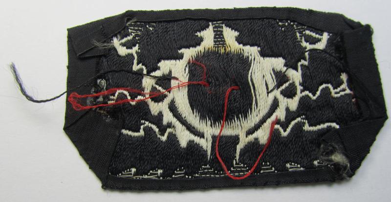 Attractive - truly used and scarcely encountered! - early-pattern, WH (Heeres) specific cocarde as executed in white-coloured linnen as was intended for usage on the: 'Pz'-beret (ie. 'Panzerschutzmütze') as was executed in so-called: 'BeVo'-wea...