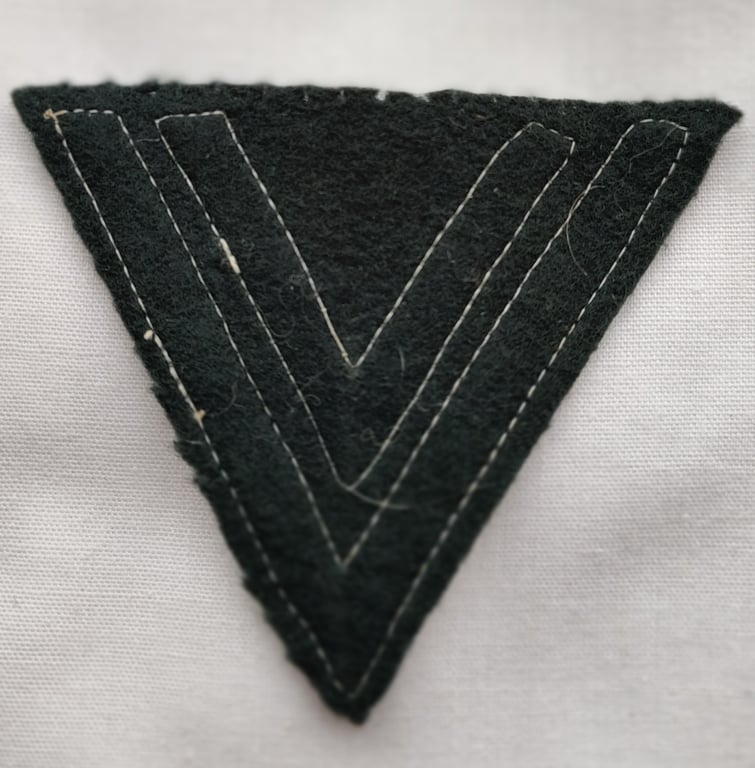 WH (Heeres) 'Armwinkel' (arm chevron) as executed on typical  green badge cloth