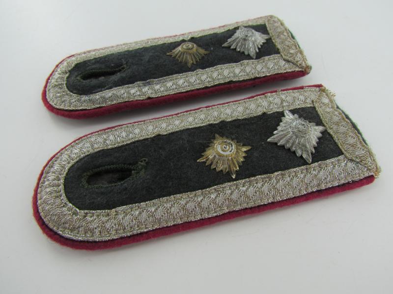 NCO shoulder boards for a Hauptfeldwebel in Nebelwerferabteilung