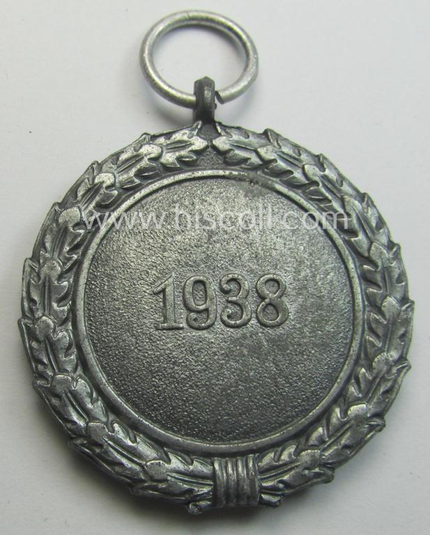 'Luftschutz-Ehrenzeichen 2. Stufe' being a clearly maker- (ie. '60'-) marked example as executed in zinc-based metal (ie. 'Feinzink') as was produced by the maker: 'Katz u. Deyhle'