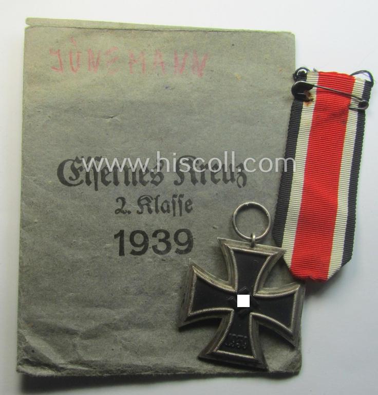 Interesting (and complete!) 'Eisernes Kreuz II. Klasse'-set comprising of a non-maker-marked example that comes stored in its period, 'Zellstoff'-based pouch by the distributor (ie. 'Hersteller'): 'Gottlieb & Wagner - Oberstein/Nahe'