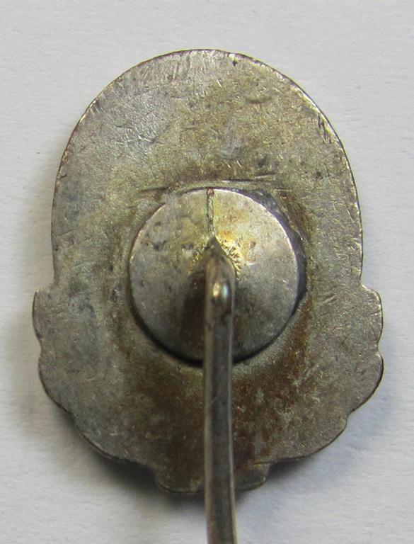 Attractive - and actually rarely seen! - silver-toned- and/or neatly enamelled, so-called: DDAC (ie. 'Der Deutsche Automobil Club') honorary-badge (or: 'Silberne Ehrennadel 1934') being a non-maker-marked example