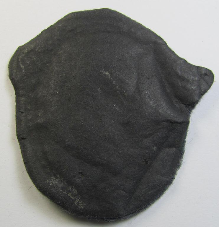 Very detailed example of a WH (Luftwaffe) 'Beobachtersabzeichen in Stoff' (or: observers-badge in cloth) being a neatly machine-stitched- and/or nicely 'padded' specimen