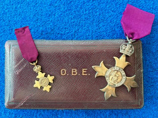 AUTHENTIC BRITISH WWI 1917 CASED OBE STERLING SILVER...