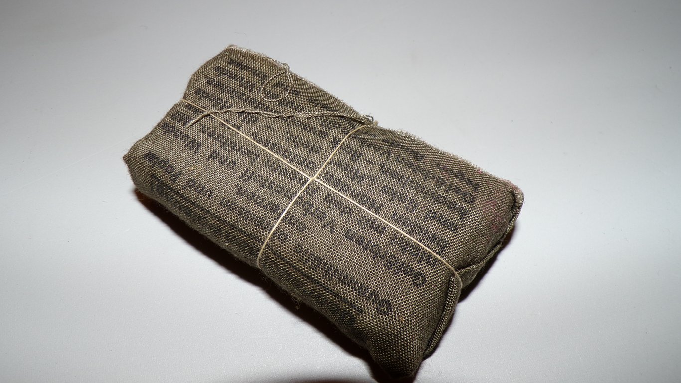 Verbandpäckchen (field dressing) 1944