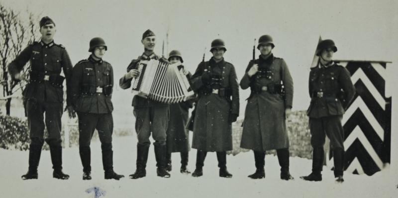 German WH Picture with accordion
