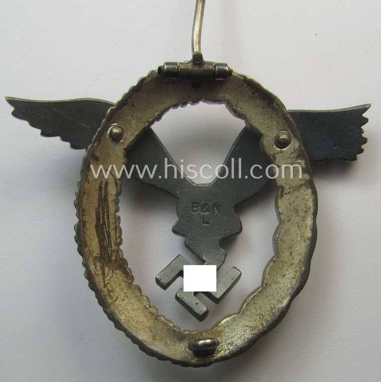 WH (Luftwaffe) war-badge (ie. 'LW-Flugzeugführer-Abzeichen' or: pilots'-war-badge) by the 'Berg & Nolte'-company that came stored in its period (and matching!) etui