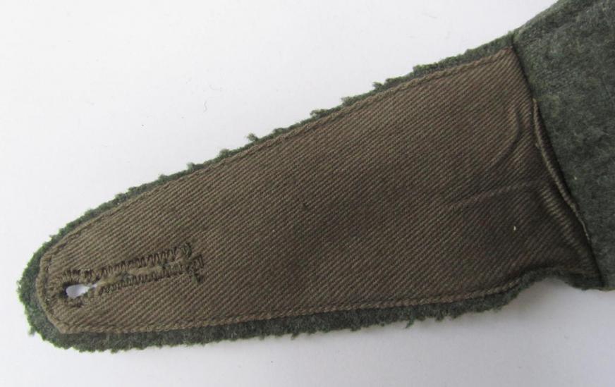 Neat - albeit regrettably single - 'cyphered'- (and IMO early- ie. mid-war-period-) WH (Kriegsmarine) enlisted-mens'-type shoulderstrap, as was intended for a: 'Soldat eines Küsten-Artillerie-Regiments' 
