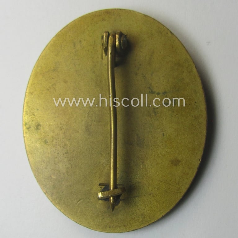 Luxuriously-styled - albeit moderately used- and/or worn! - 'Verwundeten-Abzeichen in Gold' being a typical non-maker-marked- and/or: 'Buntmetall'-based example of the 'short-pin'-variant as produced by the maker: 'Hauptmünzamt Wien'
