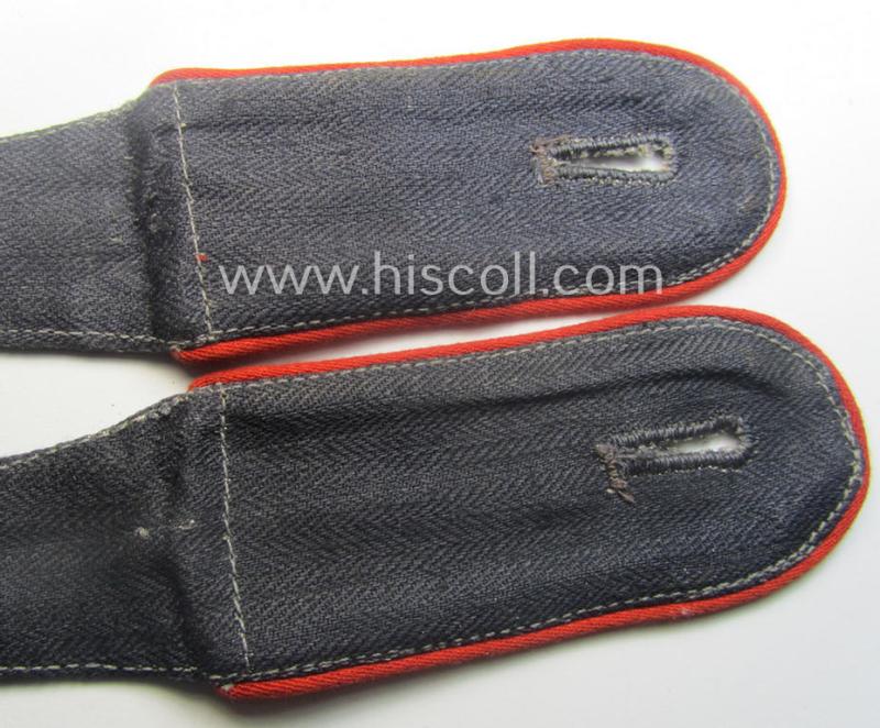 Pair of WH (Luftwaffe) EM-type shoulderstraps as was executed in typical 'HBT'-type cloth and piped in the bright-red-coloured branchcolour for usage by a: 'Soldat der Flak-Artillerie-Truppen'