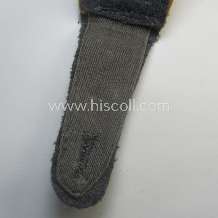 Single, mid- (ie. later-) war-period WH (Heeres) NCO-type shoulderstrap as piped in the golden-yellow- (ie. 'goldgelbener'-) coloured branchcolour as was intended for usage by a: 'Feldwebel der Flieger o. Fallschirm-Trpn.'