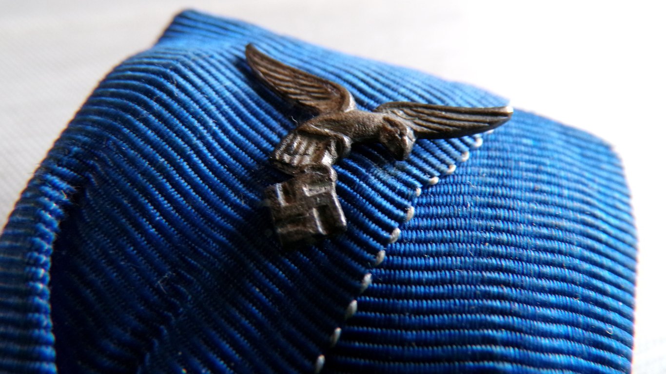 Wehrmacht 4 Years Service Medal with Luftwaffe Droop Tail Eagle