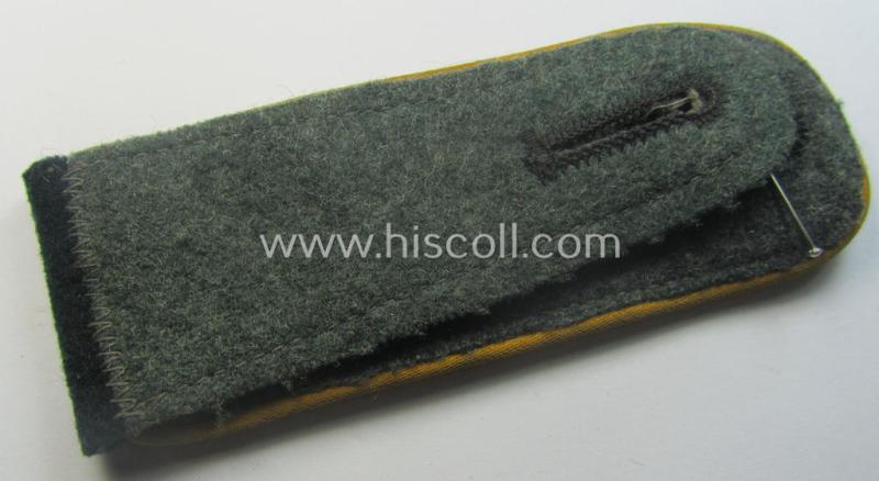 Single, WH (Heeres) EM-type (ie. 'M40'-pattern- and 'rounded-styled') shoulderstrap as was intended for usage by a: 'Soldat der Kavallerie o. Aufklärungs-Trpn.'