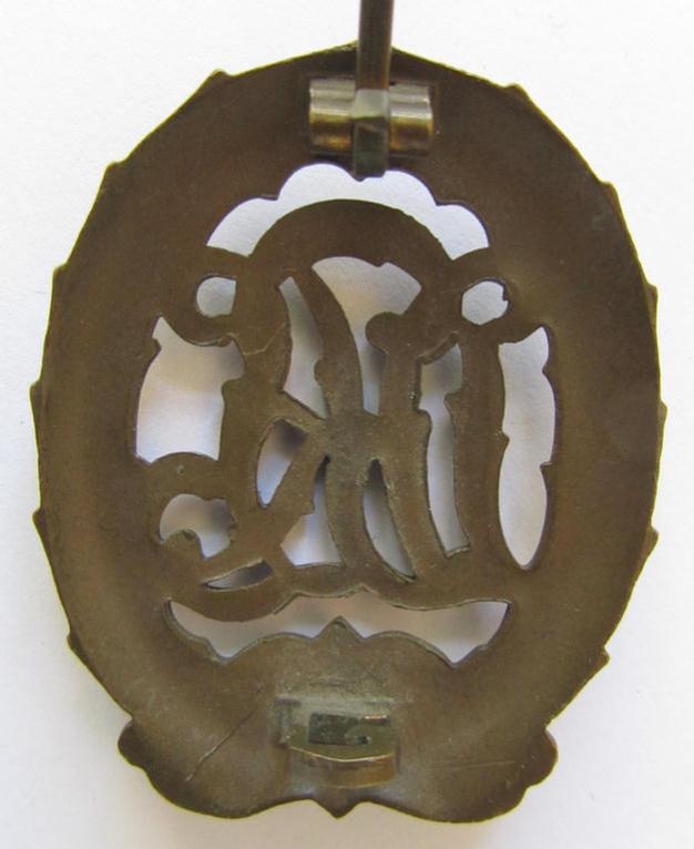 'Variant-pattern', 'Reichssportabzeichen DRL in Bronze' (or: DRL sports'-badge in bronze) being an unusually non-marked example that is void of any text on its back