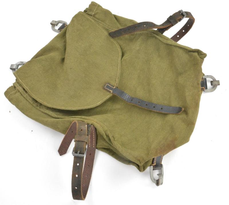 German WH Artillery Backpack with straps