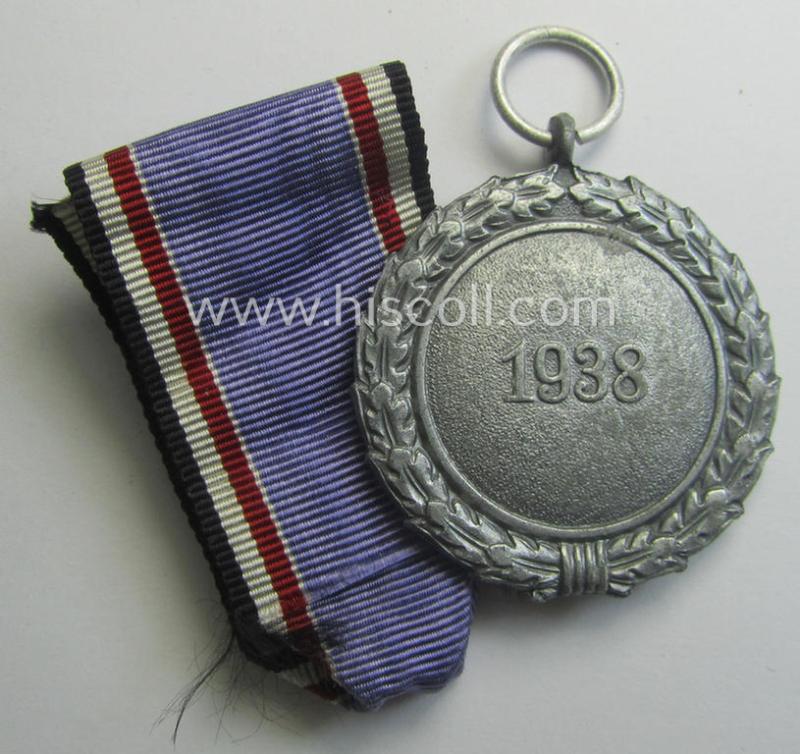 'Luftschutz-Ehrenzeichen 2. Stufe' being a clearly maker- (ie. '60'-) marked example as executed in zinc-based metal (ie. 'Feinzink') as was produced by the maker: 'Katz u. Deyhle'