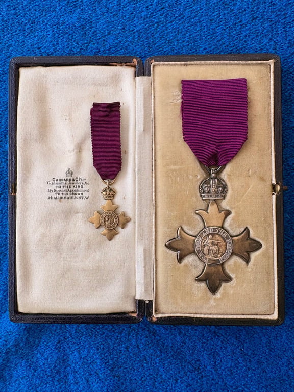 AUTHENTIC BRITISH WWI 1917 CASED OBE STERLING SILVER SET MEDAL WITH MINIATURE.