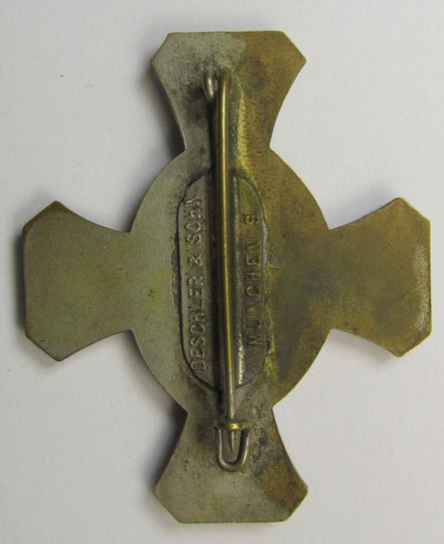 (Post)WWI-period- and neatly enamelled so-called: 'Verdienstkreuz des Bayerischer Kriegerbund' being a nicely preserved example that bears a makers'-desgination on its back that reads: 'Deschler u. Sohn' - München'