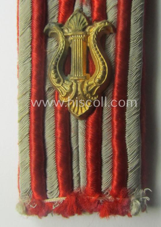 Single, WH (LW) 'cyphered', NCO-type shoulderboard as piped in the bright-red-coloured branchcolour as was specifically intended for a: 'Unterwachtmeister u. Musiker der Flak-Art.-Trpn.'