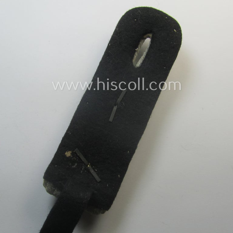 Superb - albeit regrettably single! - Waffen-SS, officers'-pattern shoulderboard as piped in the white-coloured branchcolour as was intended for usage by an: 'SS-Hauptsturmführer' who served within the: 'Waffen-SS Infanterie-Trpn.'