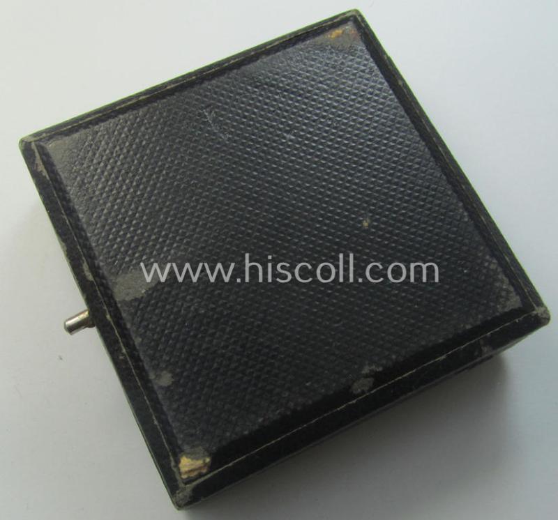 'Kriegsverdienstkreuz 1. Kl. ohne Schwn.' being a clearly maker- (ie. '4'-) marked and/or: 'Buntmetall'-based specimen by: 'Steinhauer & Lück' that comes in its (simplified) etui as issued