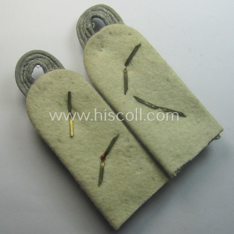 Pair of WH (Heeres) officers'-type shoulderboards as piped in the white- (ie. 'weisser'-) coloured branchcolour as was intended for an: 'Oberst der Infanterie-Trpn.'