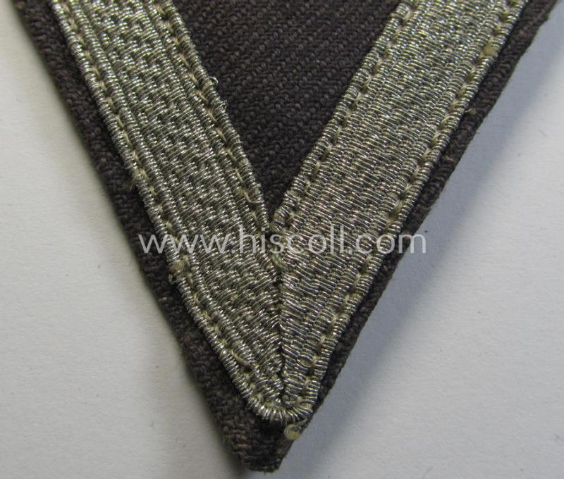 Attractive - and rarely seen! - WH (LW) tropical-styled, 'Armwinkel' (or: arm-chevron) as executed on typical bluish-grey-coloured linnen as was specifically intended for usage by a soldier with the rank of: 'Gefreiter'