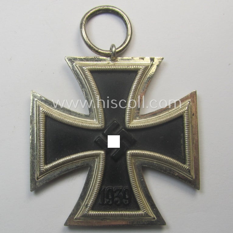 'EK II. Klasse' being a maker- (ie. '13'-) marked example that comes together with its original- and never-mounted ribbon (ie. 'Bandabschnitt') as was produced by the maker (ie. 'Hersteller'): 'Gustav Brehmer'