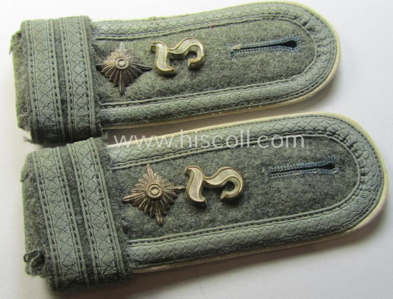 Superb - fully matching and actually truly scarcely seen! - pair of WH (Heeres) NCO-type (ie. 'M40- o. M43'-pattern) shoulderstraps as was intended for usage by a: 'Feldwebel u. Offiziers-Anwärter einer Infanterie Lehr-Bataillons o. Regiments'