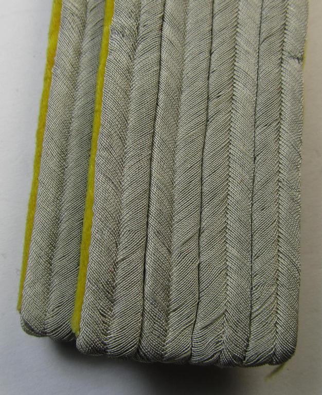 Fully matching pair of WH (Heeres) officers'-type shoulderboards as was intended for uage by a: 'Leutnant eines Nachrichten-Abteilung o. Regiments'