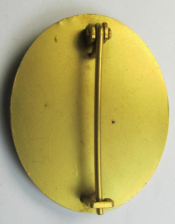 Superb - luxuriously styled and just moderately used- and worn! - 'Verwundeten-Abzeichen in Gold', being a non-maker-marked- and/or typically 'Buntmetall'-based example as was (presumably) produced by the Austrian maker: 'Hauptmünzamt Wien'