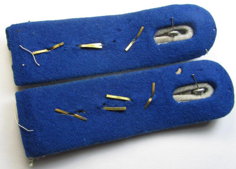 Attractive - and fully matching! - pair of WH (Heeres) neatly 'cyphered', officers'-type shoulderboards as piped in darker-blue-coloured branchcolour as was intended for usage by a: 'Hauptmann u. Arzt' who served within the: 'Sanitäts-Truppen'