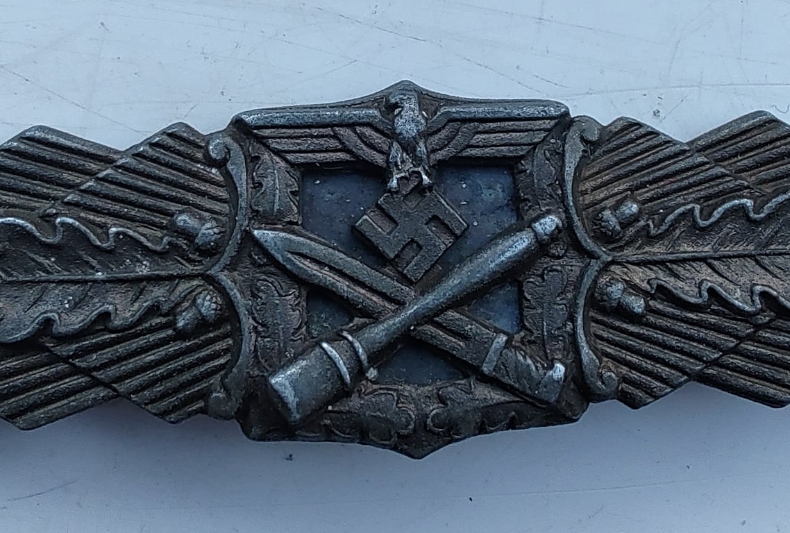 A  Nahkampfspange (Close Combat Clasp) in Bronze Grade, manufactured by C.E Juncker of Berlin