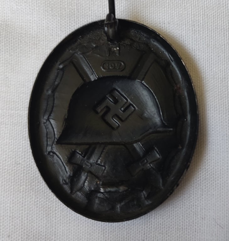 'Verwundeten-Abzeichen in Schwarz' maker marked 107 for maker Karl Wild.