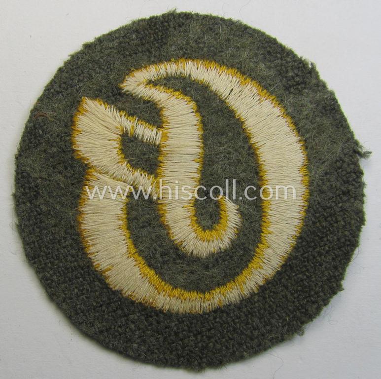 Neat - later-war-period- and actually quite scarcely encountered! - WH (Heeres) machine-embroidered, trade- or special-career insignia (ie. 'Laufbahn- o. Tätigkeitsabzeichen') as was intended for a: 'Geräteverwaltungs-Unteroffizier'