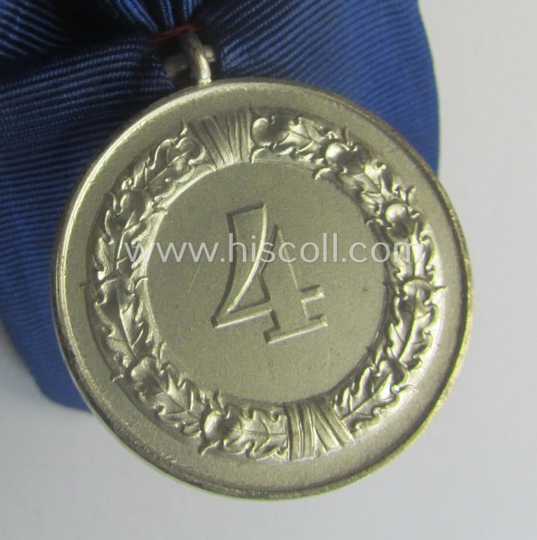 Silver-toned WH (Heeres o. KM) so-called: 'Einzelspange' showing a: 'WH-Dienstauszeichnung 4. Stufe' (as was intended for 4 years of loyal-service) and that shows a detailed, Heeres o. KM-type-eagle-device, period-attached