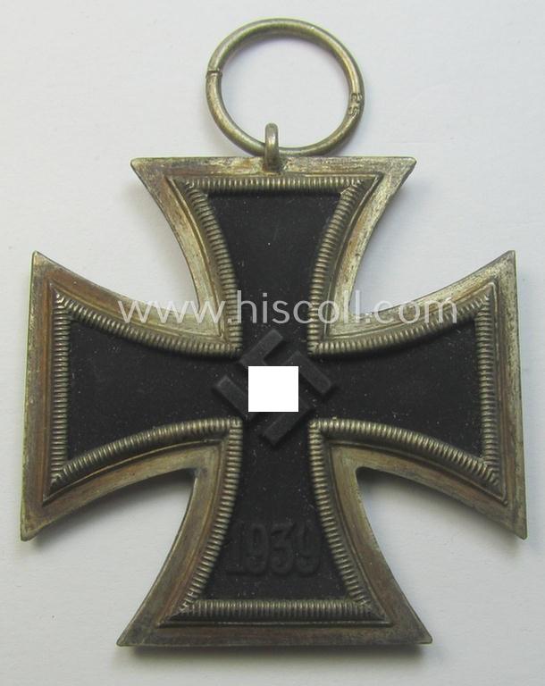 'Eisernes Kreuz 2. Kl.' being a maker- (ie. '25'-) marked example that comes stored in its period 'Zellstoff'-based pouch by the: 'AG der Graveur-, Gold- und Silberschmiede-Innungen'