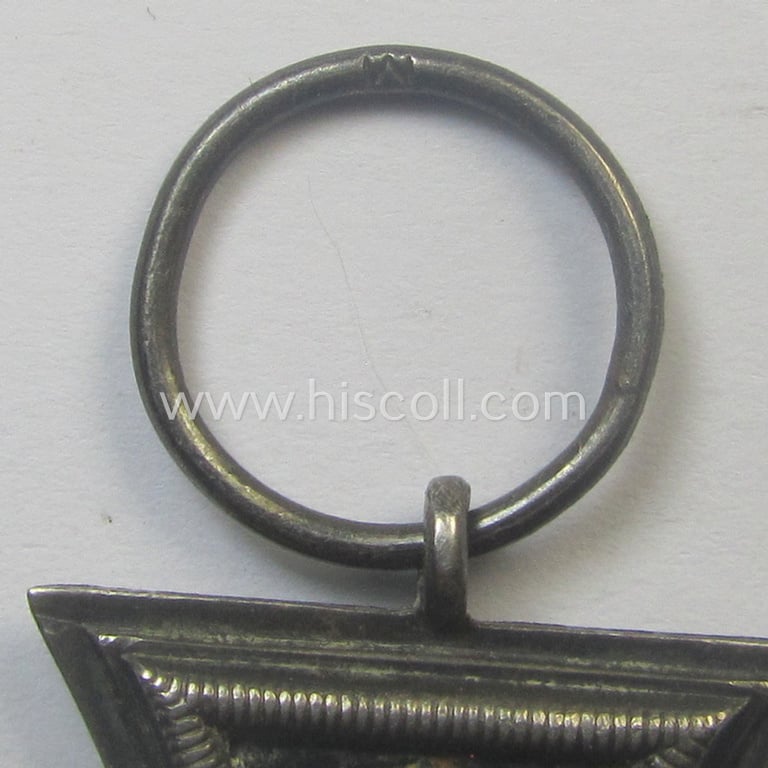 Superb - and quite unusual! - WWI-period: 'Eisernes Kreuz II. Kl.' (or: iron cross second class) being a maker- (ie. 'M'-) marked example that comes stored in its luxuriously-styled, greyish-coloured etui as issued and/or found