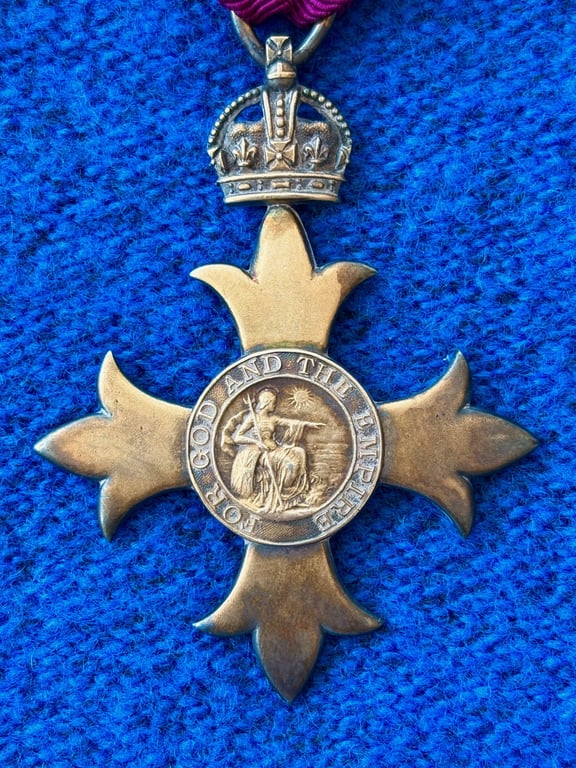 AUTHENTIC BRITISH WWI 1917 CASED OBE STERLING SILVER SET MEDAL WITH MINIATURE.