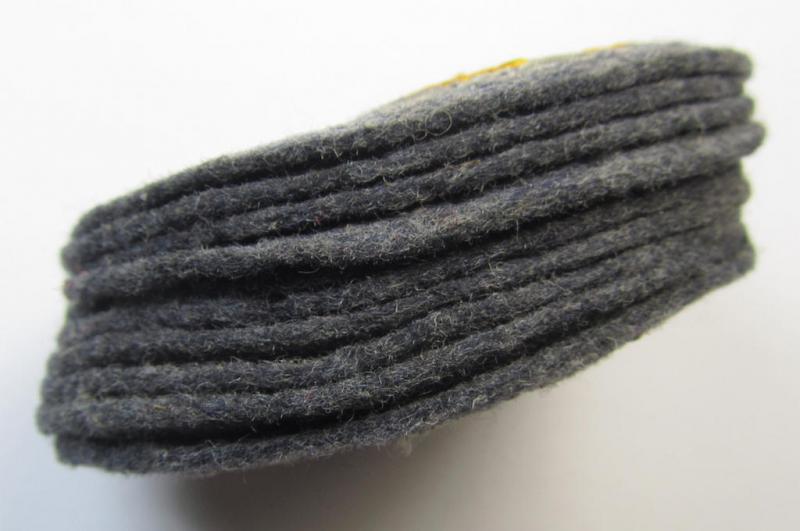 Attractive, WH (Luftwaffe) 'Fallschirmschützen-Abzeichen in Stoff' (or: cloth-based paratroopers'-jump-badge) being nicely machine-embroidered specimen that come in a never used- ie. 'virtually mint-/unissued', condition